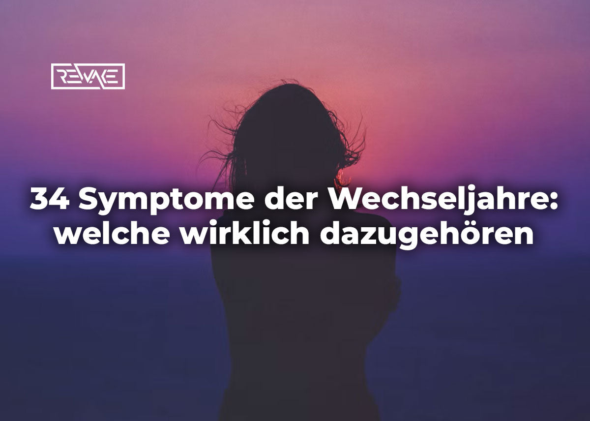 Frau um die 50 liest aufmerksam Notizen an einem hellen Schreibtisch, Symbolbild für den Faktencheck der Wechseljahressymptome