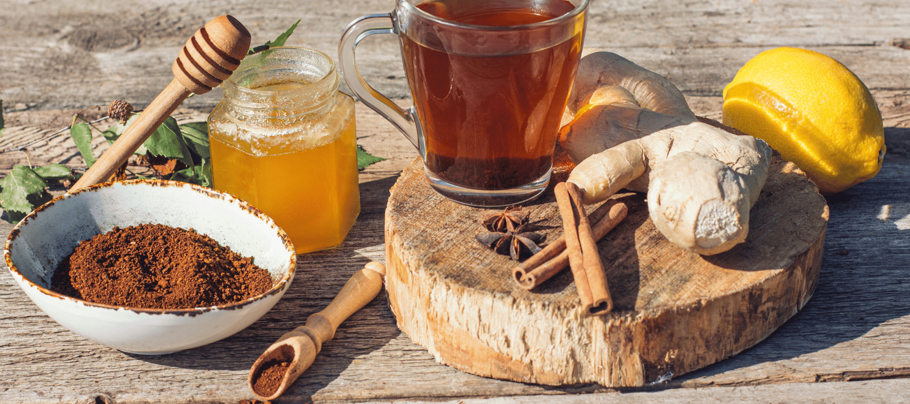 Chaga Pilz Pulver auf dem Tisch mit Honig und weiteren Kräutern
