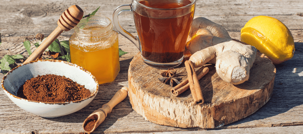 Chaga Pilz Pulver auf dem Tisch mit Honig und weiteren Kräutern