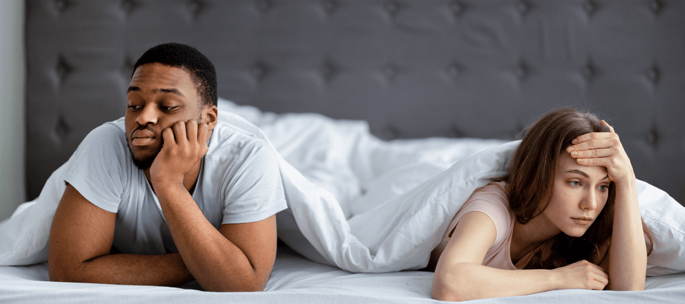 Maca Pulver von Rewake als Libido Steigerung, ein Paar das auf dem Bett liegt