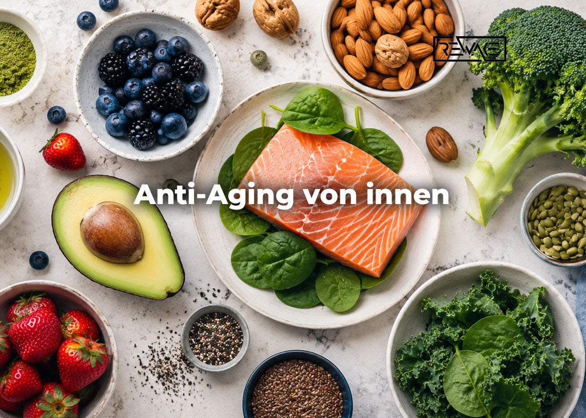 Frau mit strahlender Haut isst frische Beeren und Gemüse – Anti-Aging von innen durch antioxidantienreiche Ernährung für junge Haut