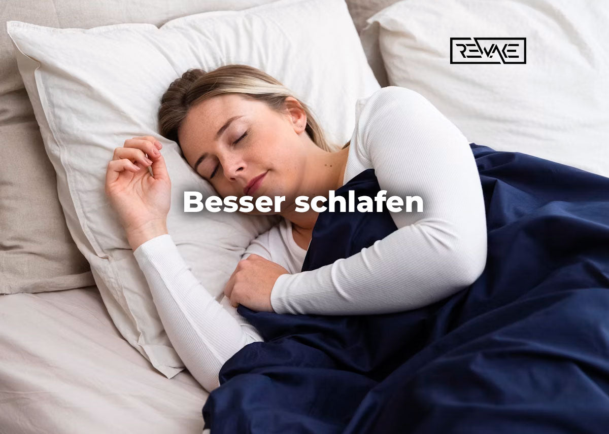 Person schläft ruhig in einem kühlen, dunklen Schlafzimmer – besser schlafen durch gute Schlafhygiene, festen Rhythmus und ein entspannendes Abendritual