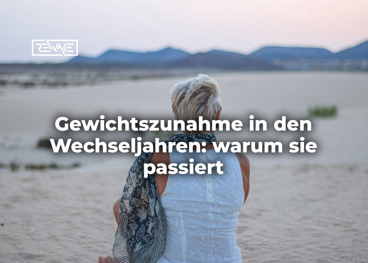 Frau um die 50 beim Krafttraining mit Kurzhanteln, Symbolbild für Muskelerhalt in den Wechseljahren