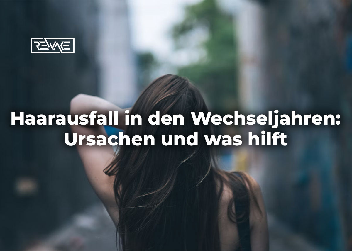 Frau betrachtet ihre Haarbürste im Badezimmer, Symbolbild für Haarverlust in den Wechseljahren