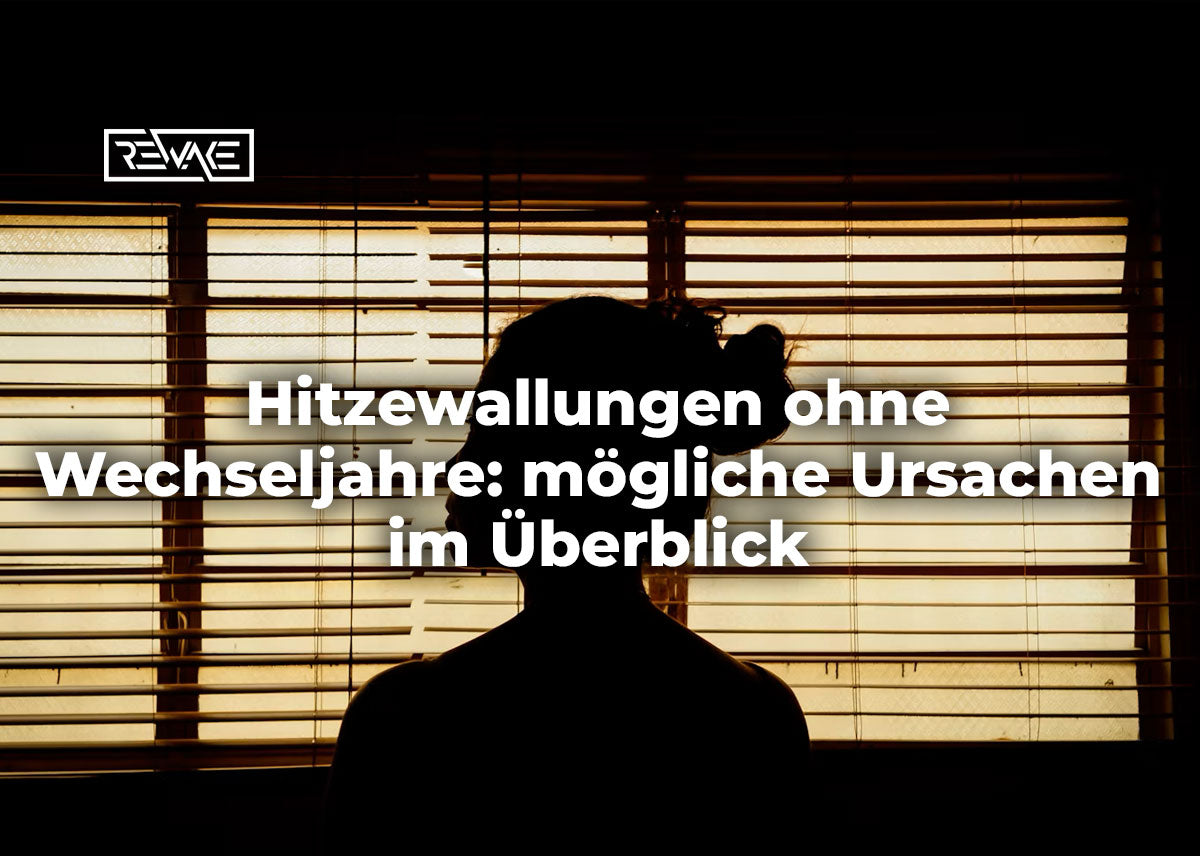 Junge Frau fächert sich in einem hellen Raum Luft zu, Symbolbild für Hitzewallungen mit anderen Ursachen als den Wechseljahren