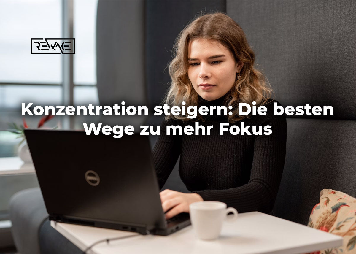 Person arbeitet konzentriert und ohne Ablenkung am Schreibtisch – Konzentration steigern durch fokussierte Zeitblöcke, Pausen und ein reizarmes Umfeld