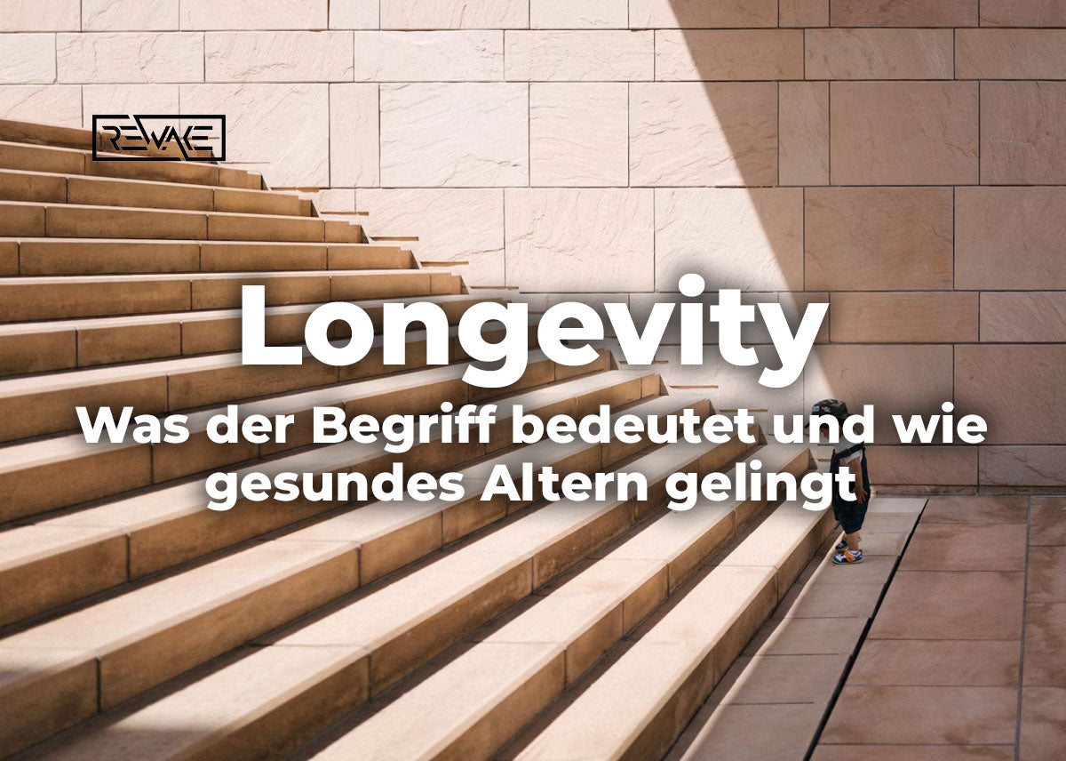 Aktives älteres Paar beim Spaziergang in der Natur – Longevity als Konzept für ein langes, gesundes Leben mit hoher Lebensqualität
