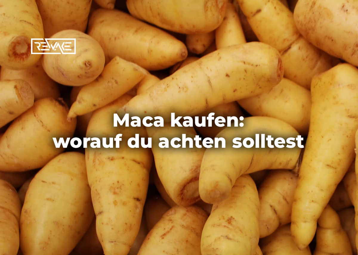 Person prüft die Zutatenliste auf der Rückseite einer Maca-Verpackung, Symbolbild für die bewusste Kaufentscheidung