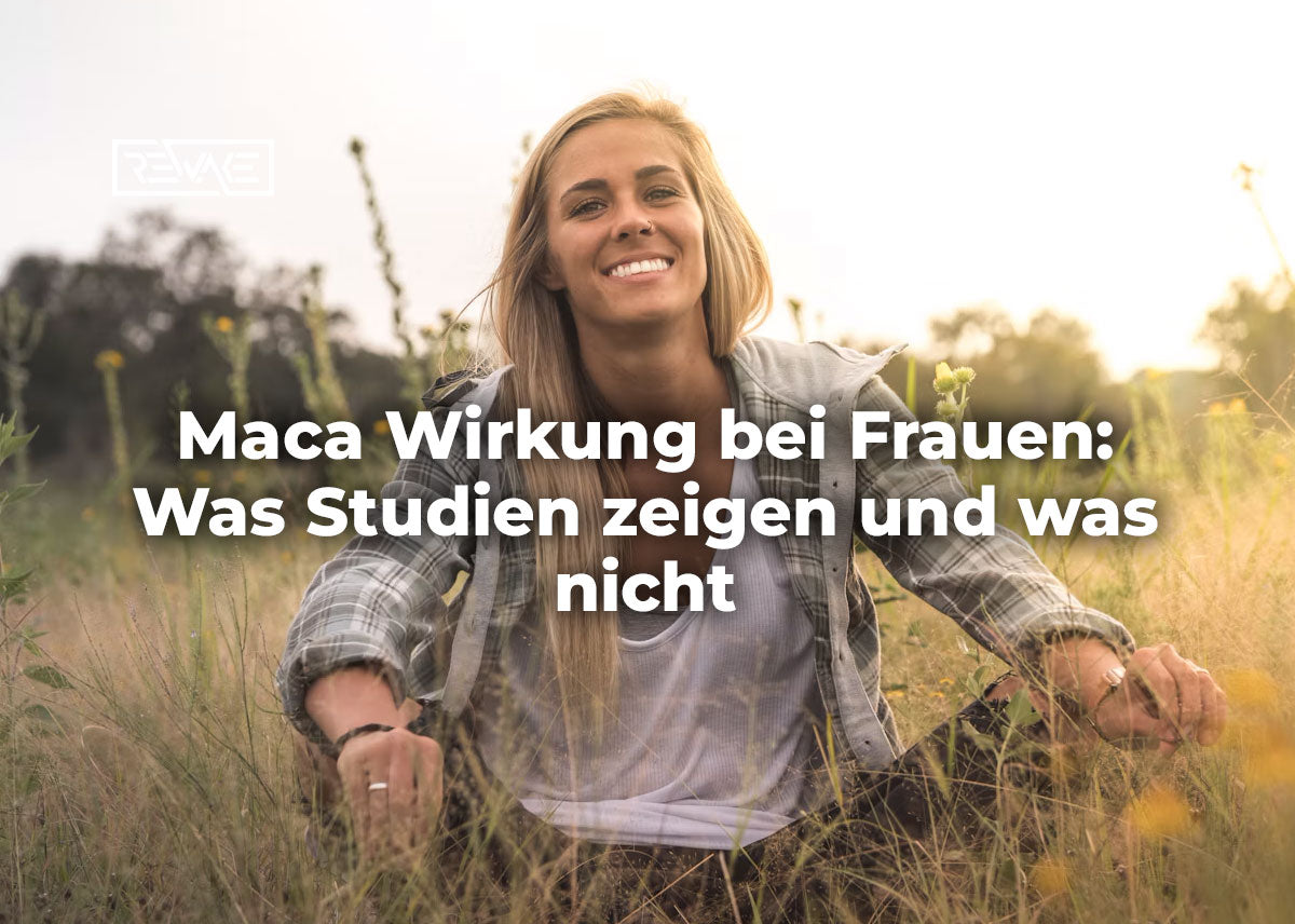 Frau um die 40 rührt Maca-Pulver in eine Tasse auf einem hellen Küchentisch, daneben getrocknete Maca-Wurzeln, Symbolbild für die Wirkung von Maca bei Frauen