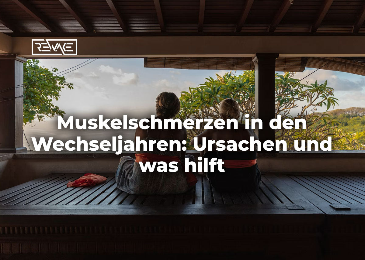 Frau um die 50 dehnt morgens ihren verspannten Nacken und die Schultern, Symbolbild für Muskelschmerzen in den Wechseljahren