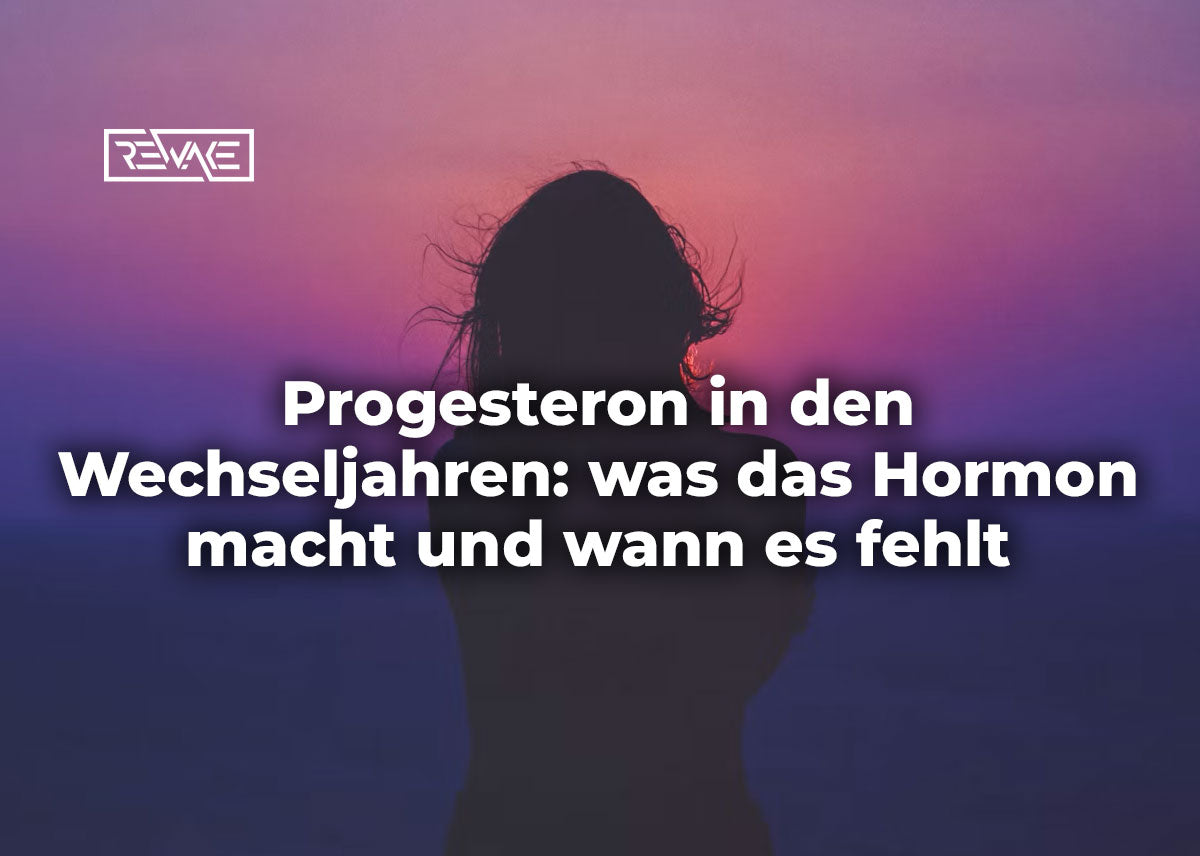 Frau Mitte 40 sitzt entspannt mit einer Tasse Tee am Abend auf dem Sofa, Symbolbild für die Rolle von Progesteron in den Wechseljahren