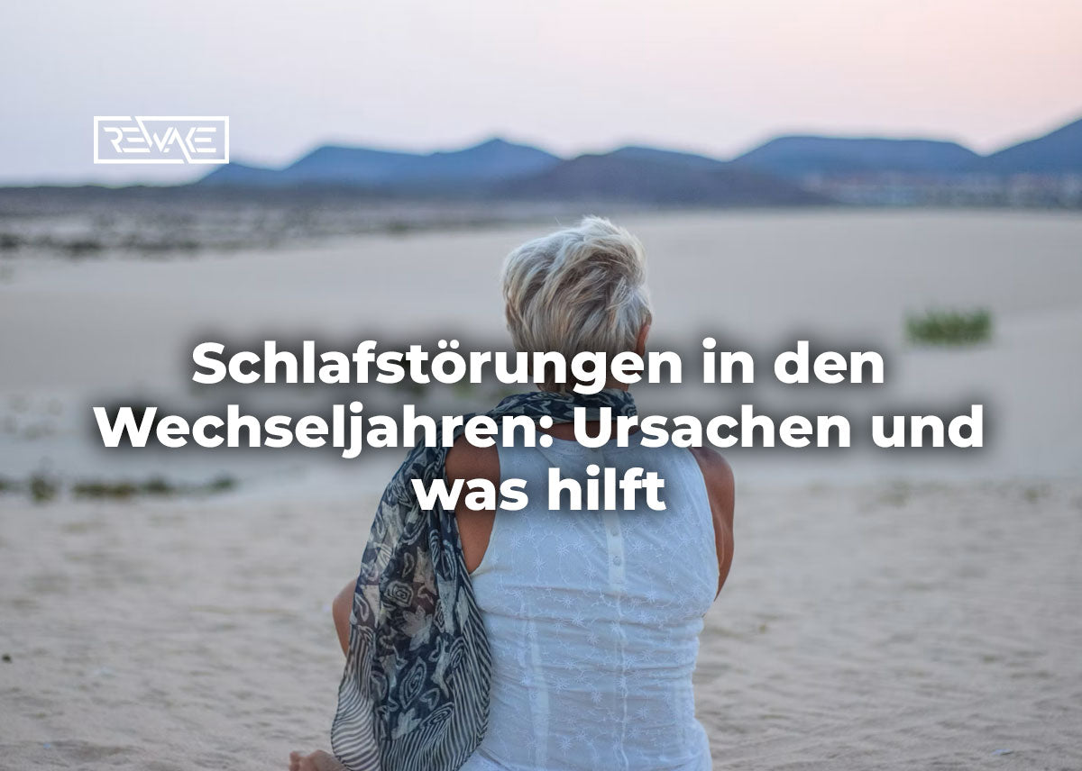 Frau liegt nachts wach im Bett und schaut zur Decke, Symbolbild für Durchschlafprobleme in den Wechseljahren