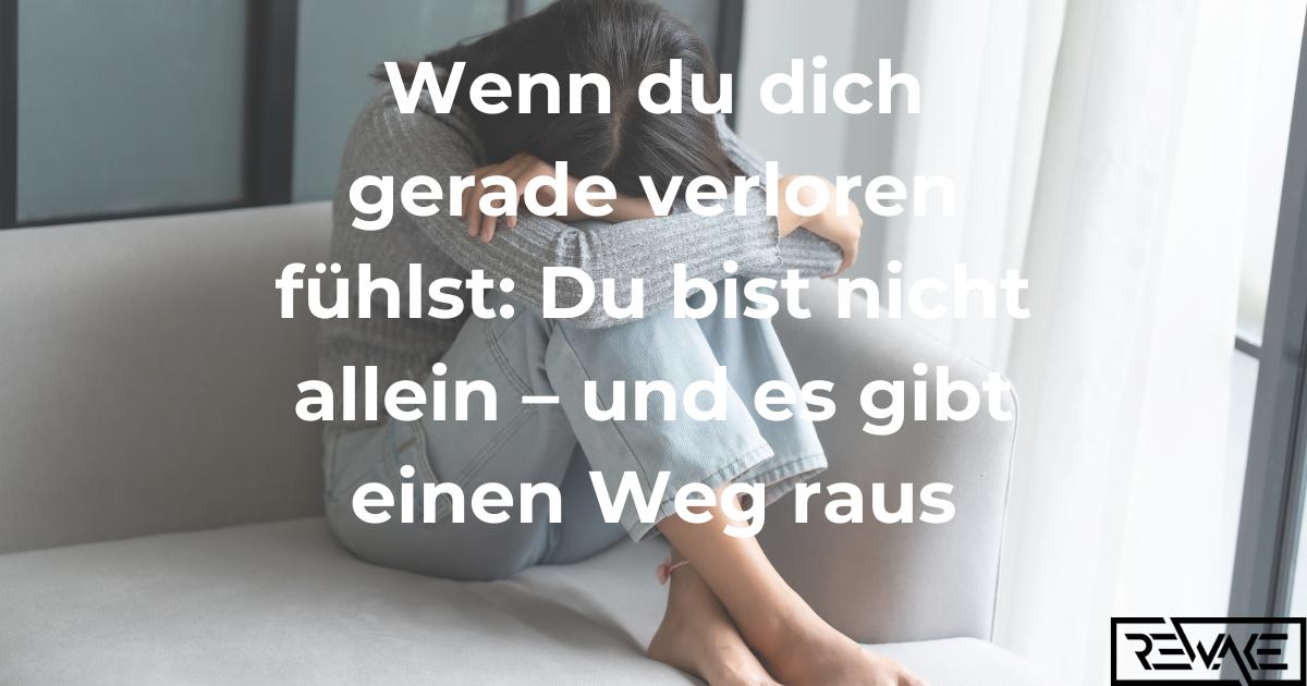 Traurige Person sitzt alleine und blickt nach vorne – Symbol für depressive Phasen und den Wunsch, aus dem Teufelskreis auszubrechen.