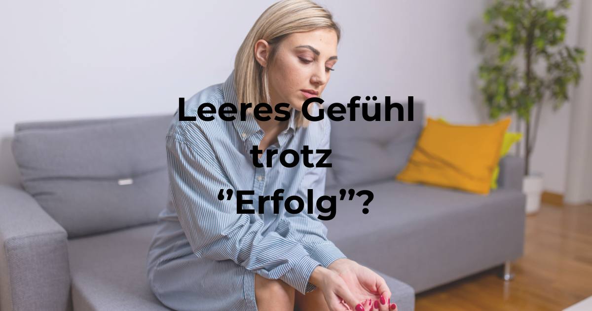 Person sitzt nachdenklich am Fenster im Morgenlicht – innere Leere trotz Erfolg verstehen und was gegen das Gefühl der emotionalen Abflachung hilft