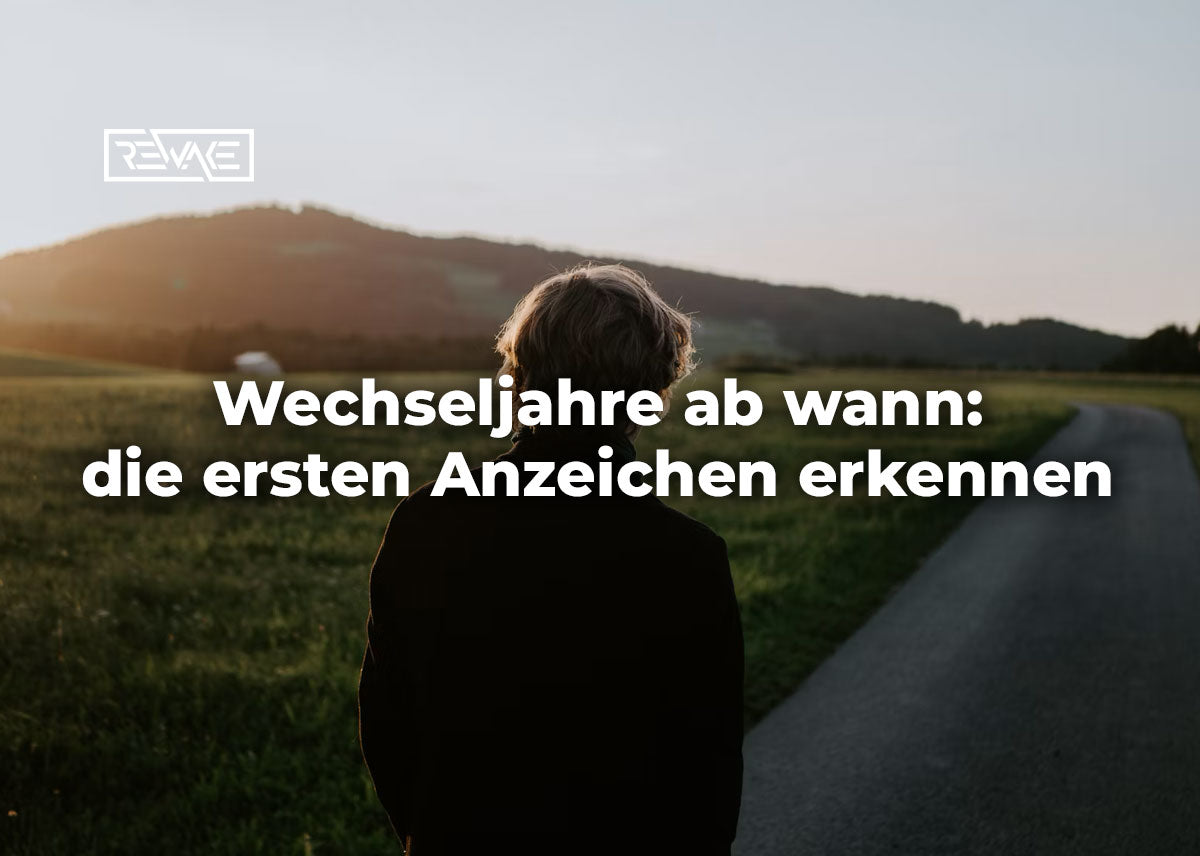 Frau Mitte 40 schaut nachdenklich aus dem Fenster, Symbolbild für den Beginn der Wechseljahre