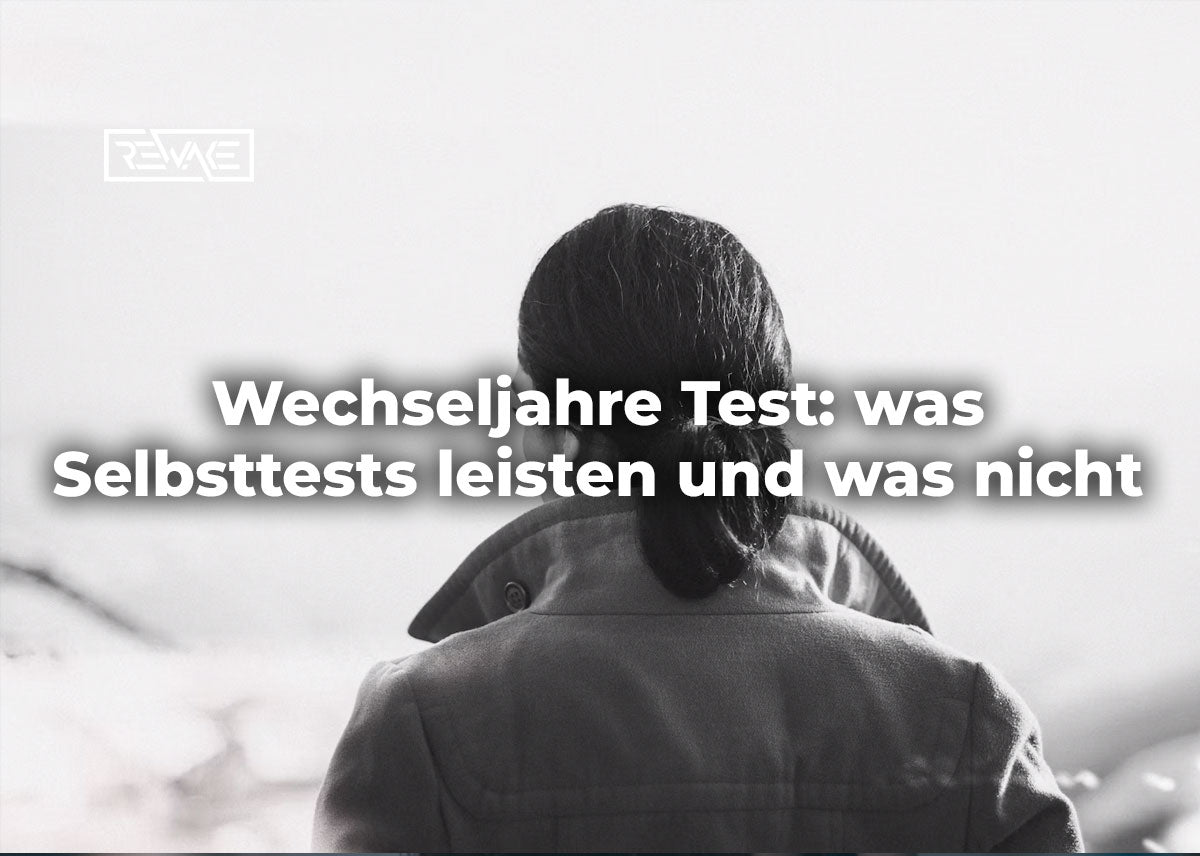 Frau notiert Beobachtungen in einen Kalender am Küchentisch, Symbolbild für ein Zyklus- und Beschwerdeprotokoll statt Selbsttest