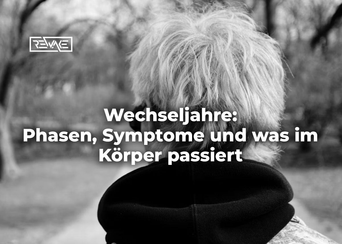 Frau um die 50 sitzt entspannt am Fenster im Tageslicht, Symbolbild für die Lebensphase der Wechseljahre