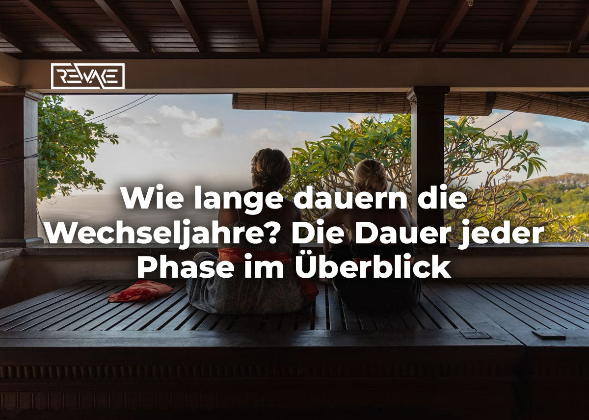 Frau um die 50 blickt entspannt aus dem Fenster und hält einen Kalender in der Hand, Symbolbild für die Dauer der Wechseljahre