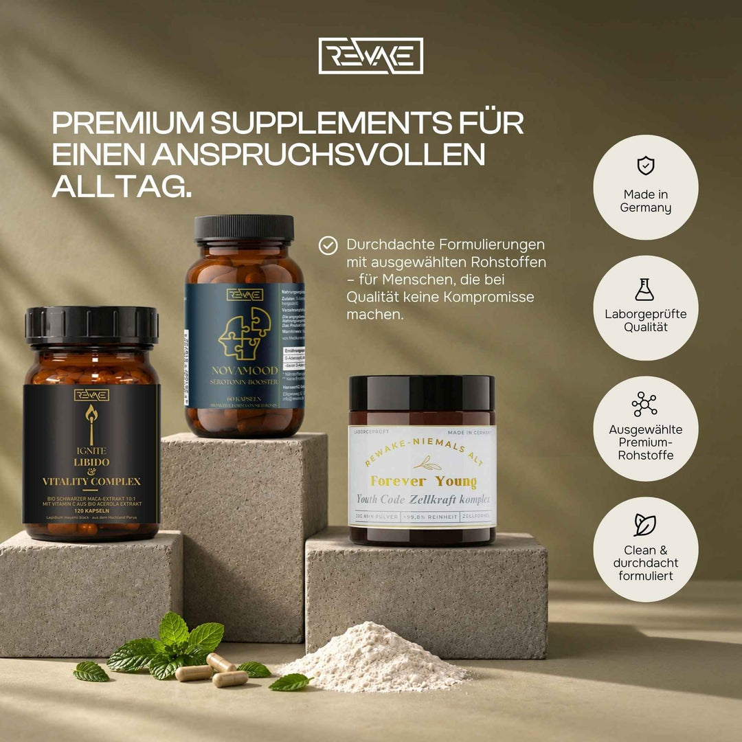 Die Rewake Premium Supplements Ignite, NovaMood und Forever Young arrangiert auf Steinpodesten für einen anspruchsvollen Alltag.