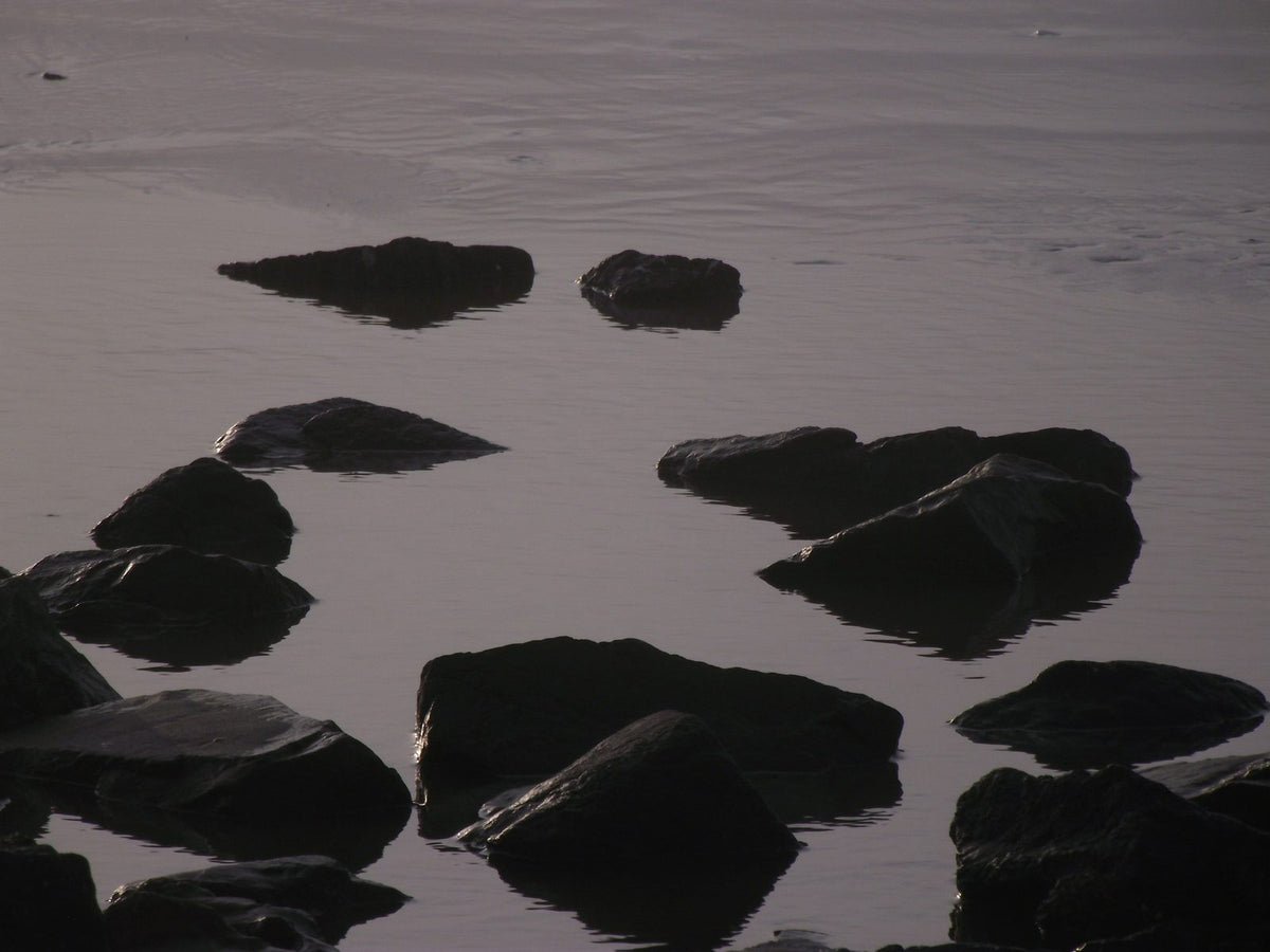 Glatte Steine in stillem Wasser