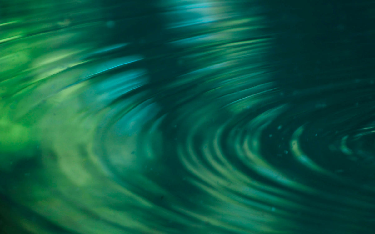 Kreise auf ruhiger Wasseroberfläche